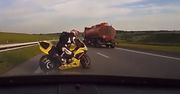 Motocyklista zapomniał, że nie ma szans w starciu z samochodem