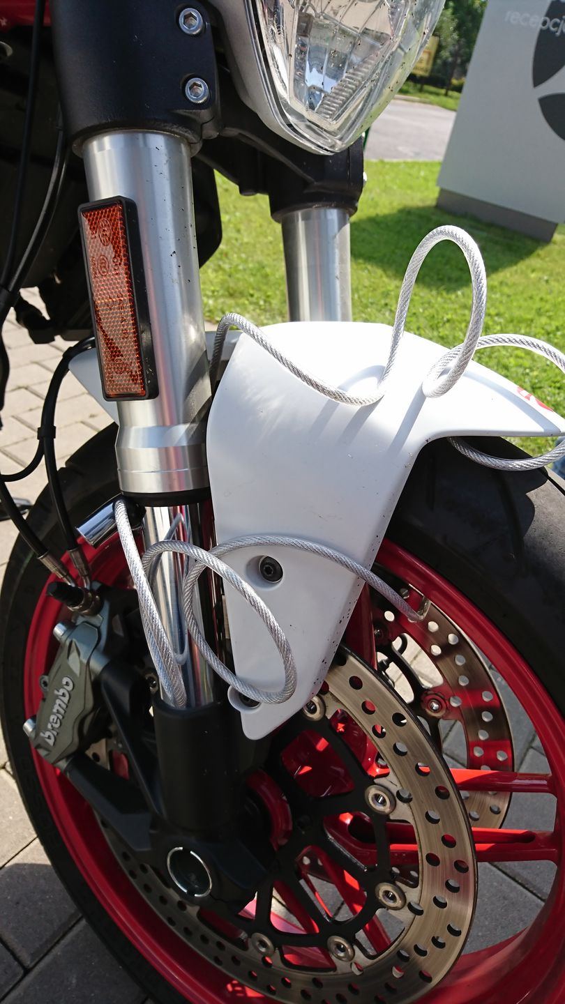 Stalowa linka na kole motocykla 