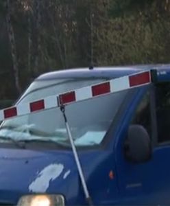 Kolejny kierowca wjechał pod zamykające się rogatki w Puszczykowie