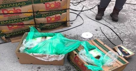 Więzienie otrzymało banany. W pudełkach było coś jeszcze