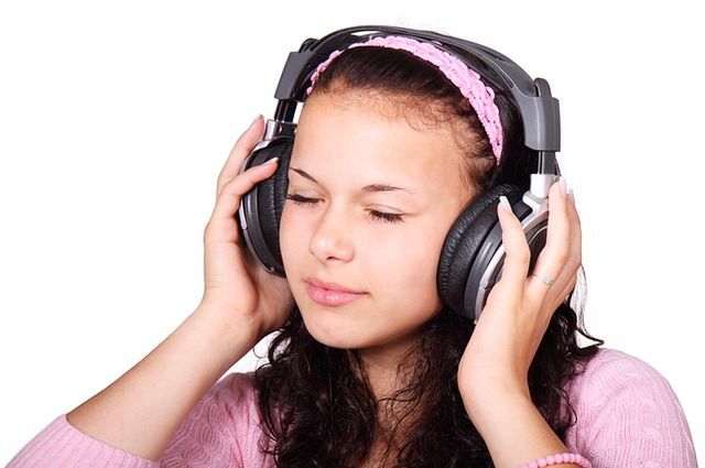 Częste słuchanie muzyki przy użyciu słuchawek dousznych