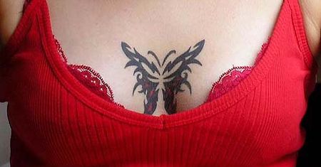 Motyl na dekolcie