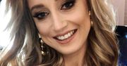 Justyna Żyła zatęskniła za salonami i pozuje na polu wystrojona jak na pokaz mody. Co ten figlarny wiatr zrobił z jej sukienką!