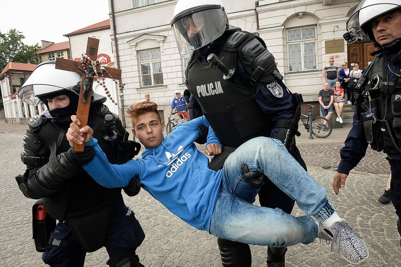 15-latek z krzyżem blokował Marsz Równości. Kurator sprawdza jego rodziców