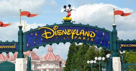 Koszmar w Disneylandzie. Woda z basenu zatruła gości