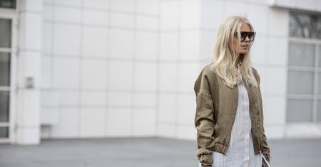 STREET STYLE: Bomberka, poszarpane nogawki i zabójcze buty. Wiemy, gdzie je kupić!