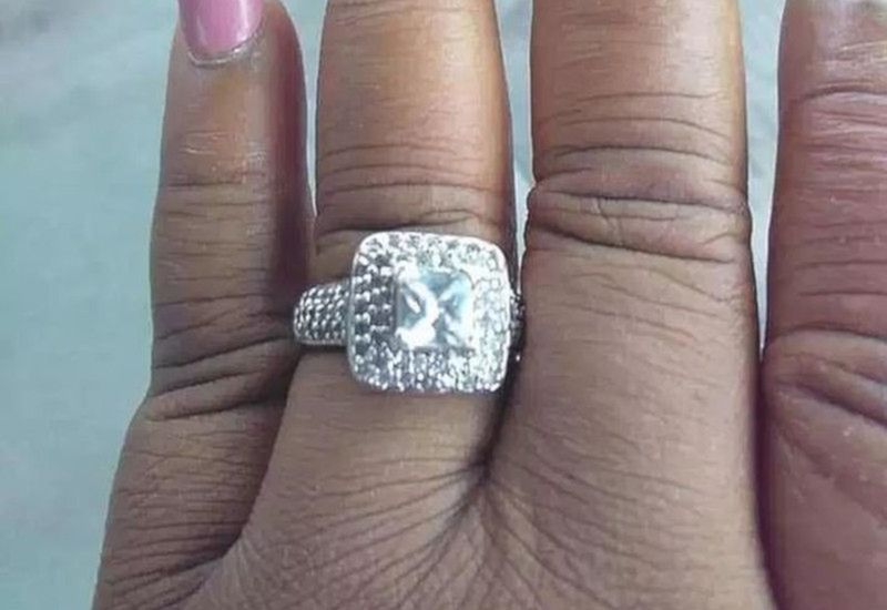 Chciała pochwalić się pierścionkiem zaręczynowym. Wyśmiały jej paznokcie