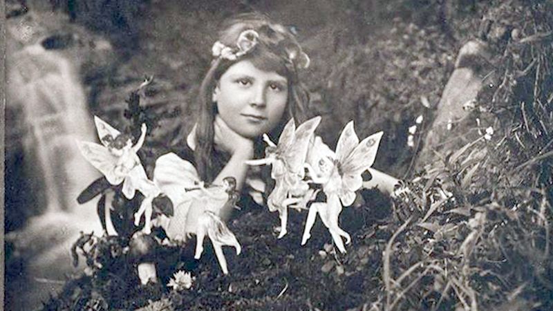 Elsie Wright na pierwszym zdjęciu z wróżkami, 1917 r.