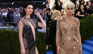 Kylie i Kendall Jenner na gali MET