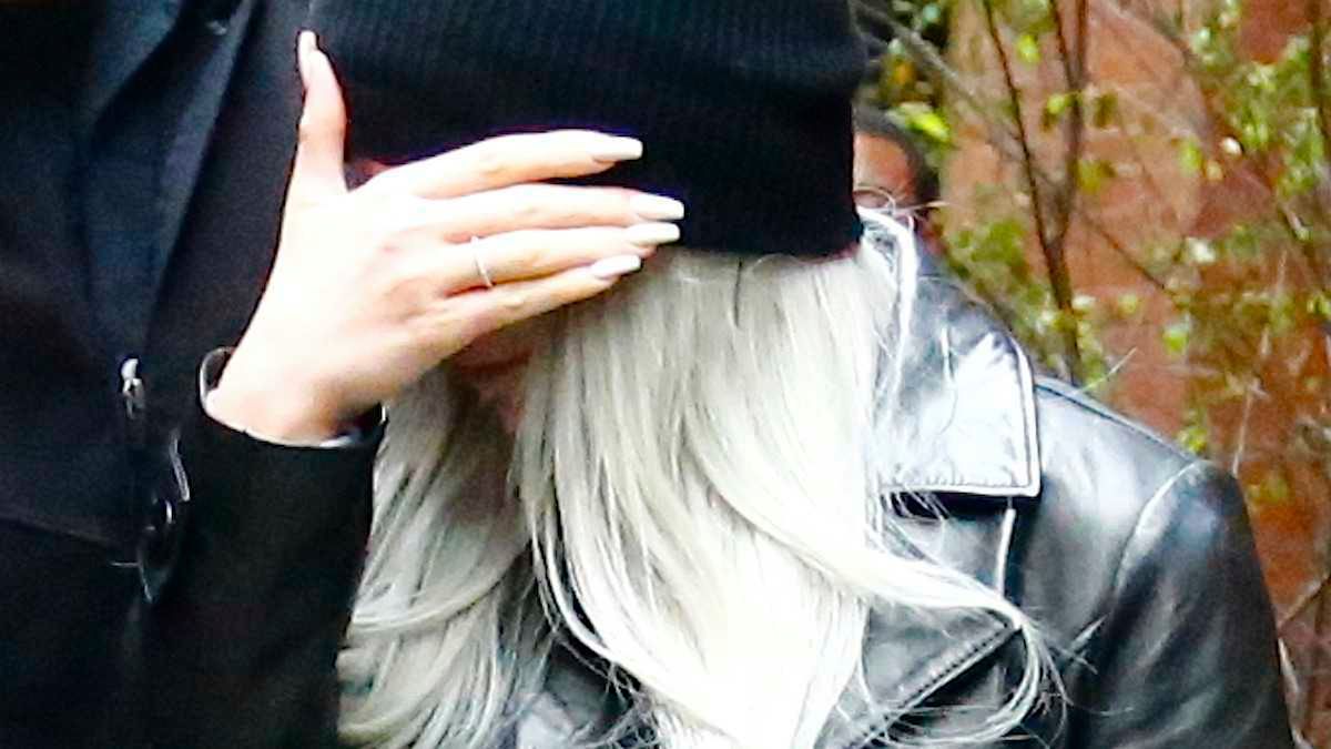 Kylie Jenner w okularach i bez makijażu przyłapana przez paparazzi! W takiej wersji łudząco przypomina Ulę z „Brzyduli”!