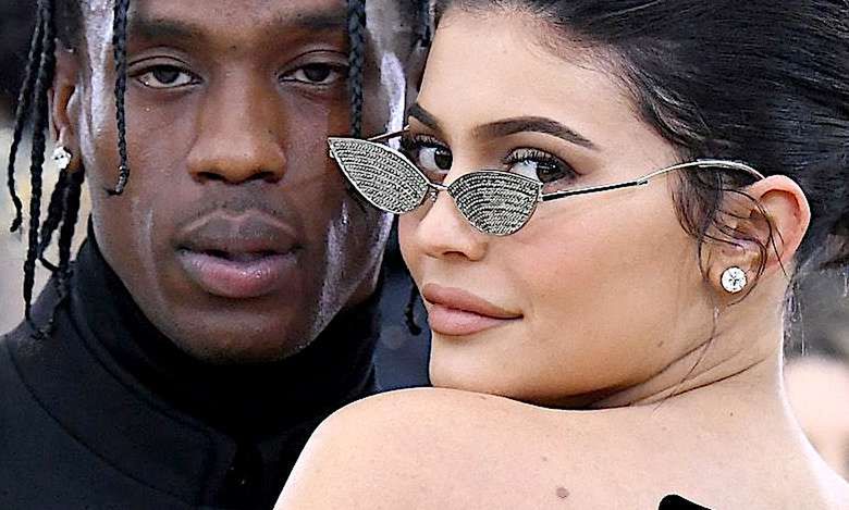 Kylie Jenner pokazała zdjęcie z diamentowym pierścionkiem zaręczynowym! Namiętna fotka z Travisem Scottem namieszała w mediach