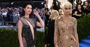 Kylie i Kendall Jenner na gali MET