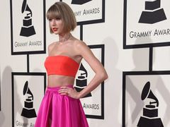 Taylor Swift w kreacji Versace na rozdaniu nagród Grammy