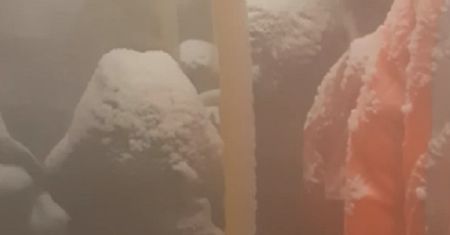 Rosja. Śnieg zasypał ludzi w środku autobusu