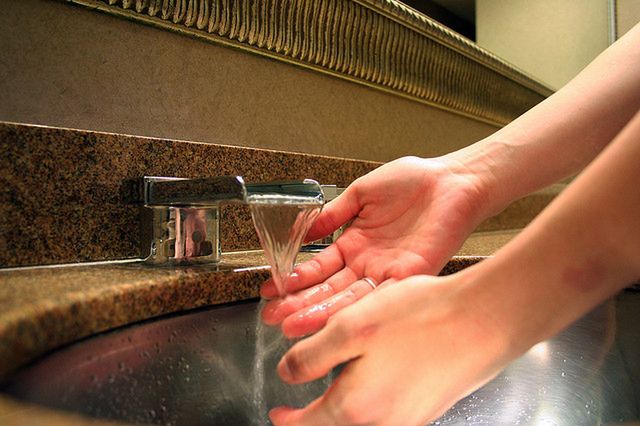 Mycie rąk powinno trwać ok. 30 sekund