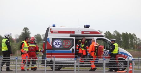 Wypadek na autostradzie A4. Zderzenie busa z samochodem osobowym
