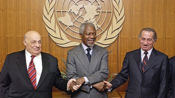 Sekretarz generalny ONZ Kofi Annan, przywódca Greków cypryjskich Tasos Papadopulos i przywódcę Turków cypryjskich Rauf Denktasz