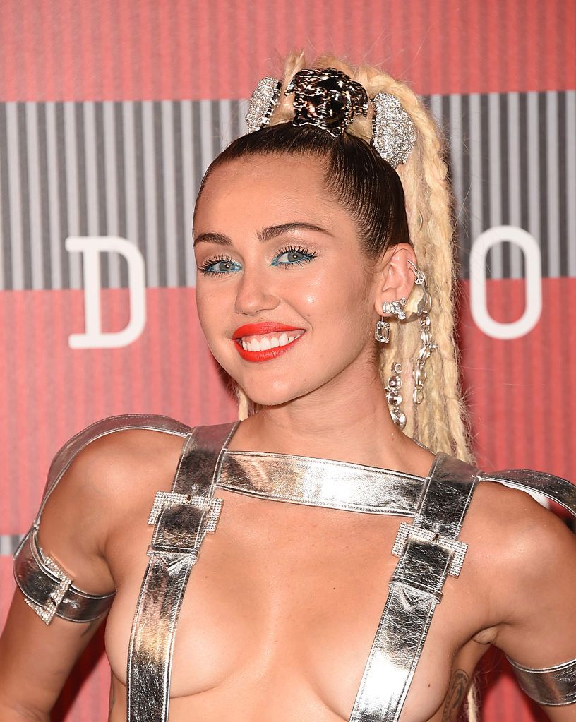 Miley Cyrus znowu szokuje. Gwiazda Disneya rozebrała się dla słynnego fotografa