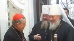 Prymas Polski wita metropolitę Cyryla (po prawej)