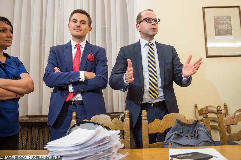 Posłowie PO Arkadiusz Myrcha i Michał Szczerba ocenili zakaz handlu w niedziele po roku obowiązywania