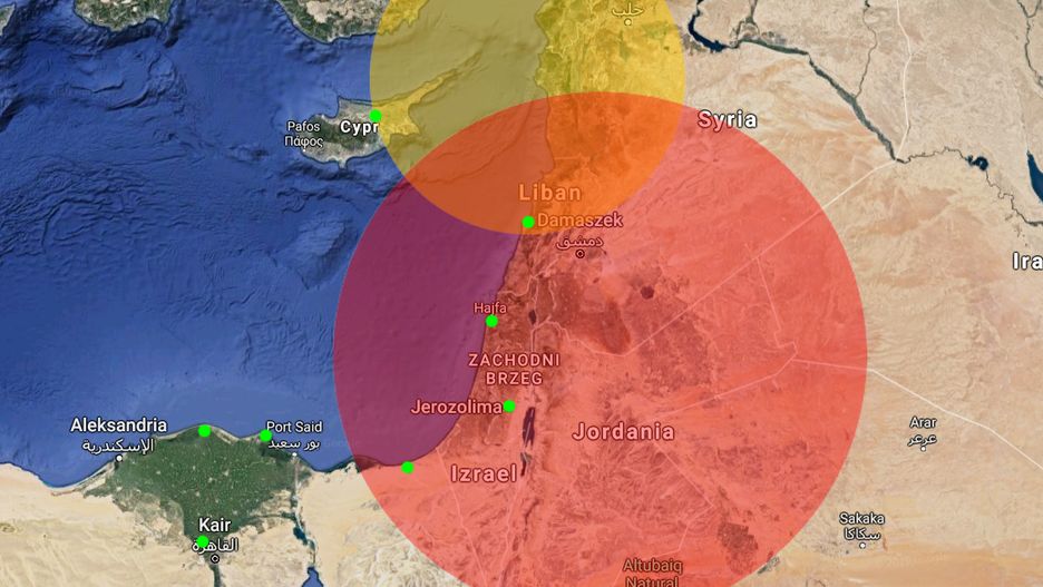 Żółte koło to zasięg S-200 wystrzeliwanych z syryjskiego wybrzeża. Czerwone - zasięg S-400 po wystrzeleniu z południa Syrii. Zielone kropki to ważne miasta i kurorty regionu.