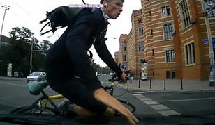 Rowerzysta wymusza pierwszeństwo i dochodzi do groźnie wyglądającej kolizji