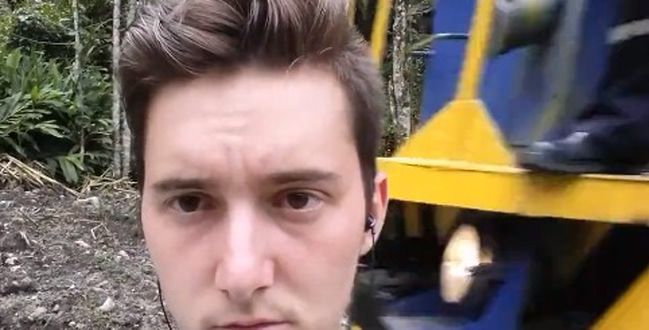 Chciał sobie zrobić zdjęcie "z ręki" nieopodal przejeżdżającego pociągu. Miał pecha