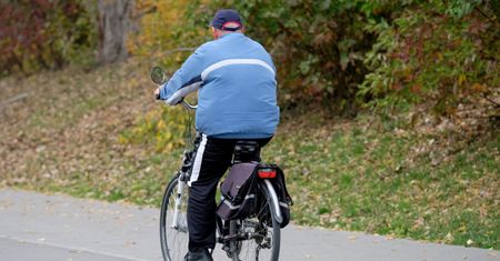 Rowerzysta upadł na jezdnię. Miał cztery promile