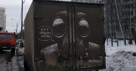 Zamiast pisać "brudas" artysta upiększa zakurzone auta
