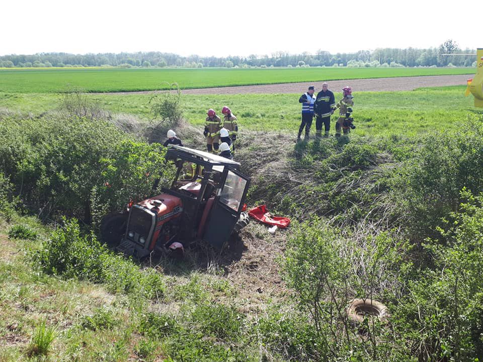 Po zderzeniu z pociągiem traktor wylądował w rowie