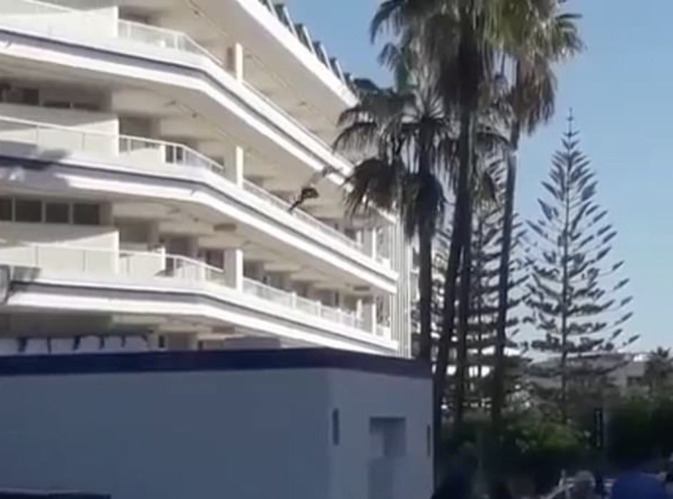 Turysta pod wpływem narkotyków skoczył z 4. piętra na Wyspach Kanaryjskich
