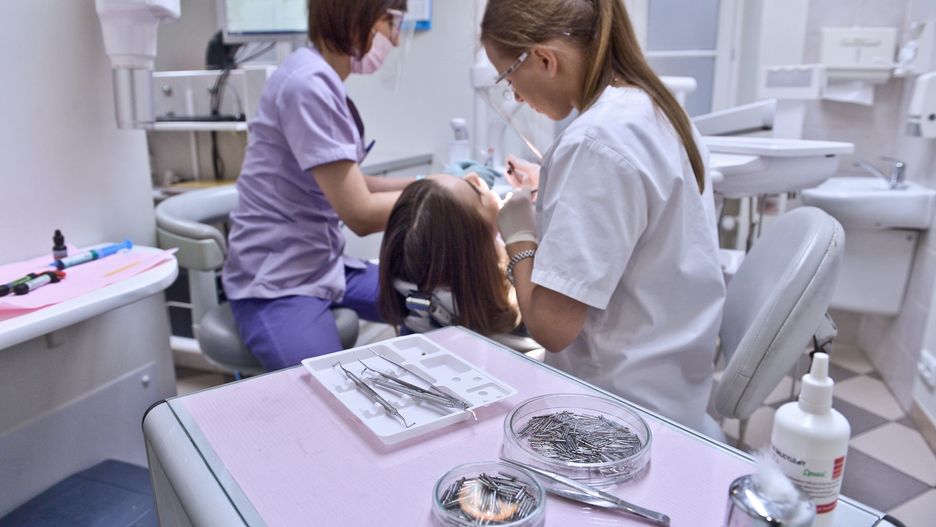 Szkoły mają zapewnić uczniom opiekę pielęgniarki i stomatologa.