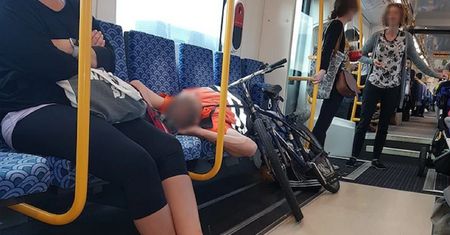 Matka z dzieckiem na stojąco. Rower i jego właściciel ważniejsi