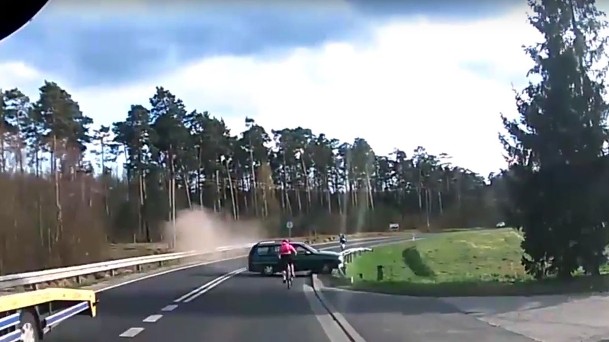 Kierujący autem Rosjanin stracił panowanie nad pojazdem i potrącił rowerzystkę