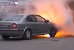 Białystok. Auto w płomieniach i błyskawiczna akcja strażaków [WIDEO]