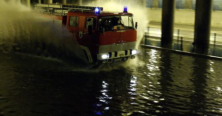 Ambulans z rodzącą utknął na zalanej ulicy. Policjanci nieśli kobietę na rękach