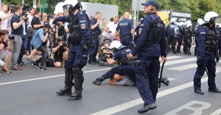 Białystok. Kordony policji i petardy. Niespokojnie na Marszu Równości