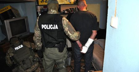 Akcja CBŚ i antyterrorystów w Białymstoku. Rozbito gang sutenerów