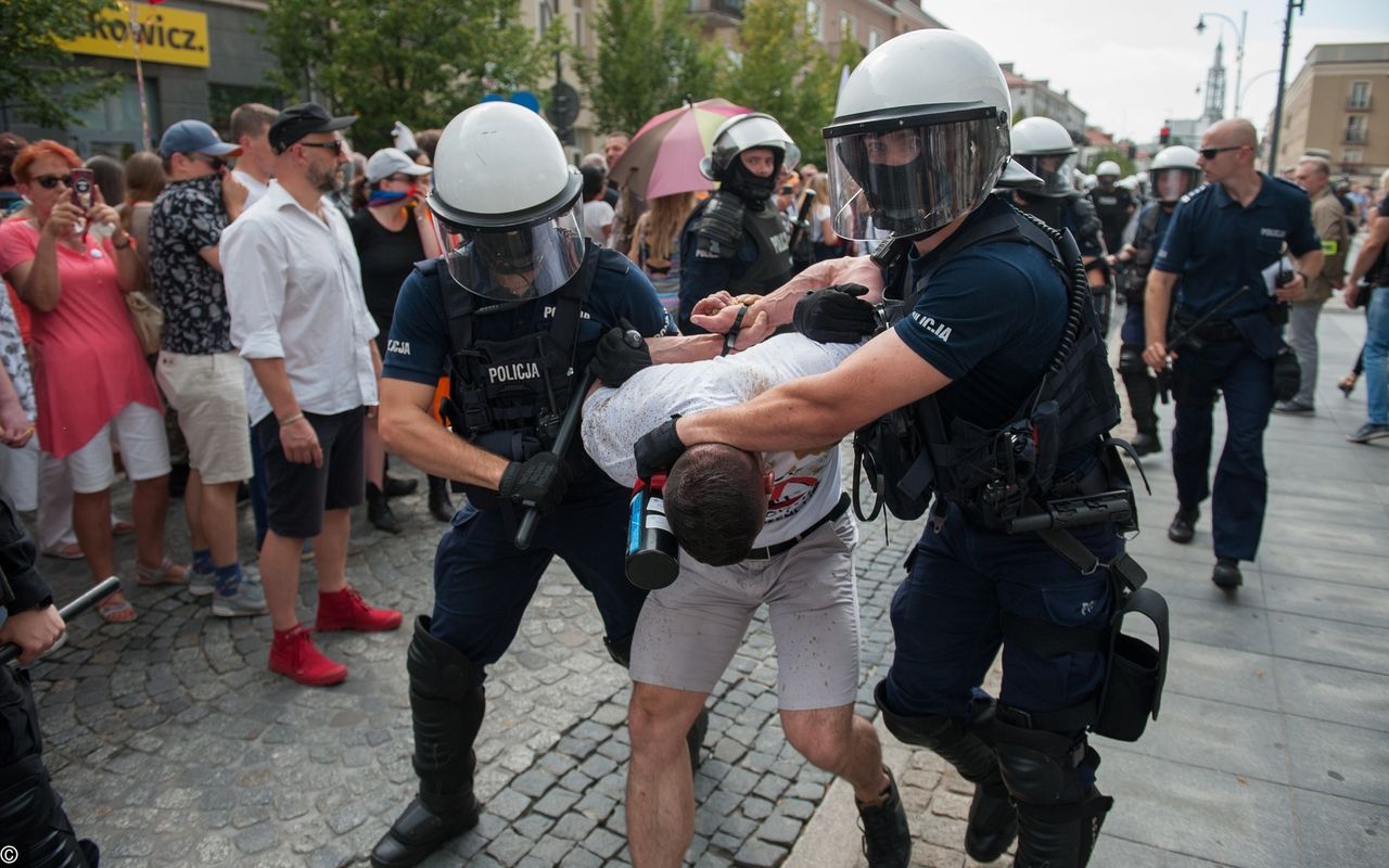 Białystok. Po zajściach podczas Marszu Równości policja zidentyfikowała już 92 osoby