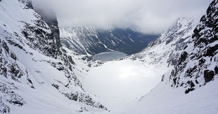 Tatry. Ratownicy TOPR sprowadzają z Rysów dwóch turystów