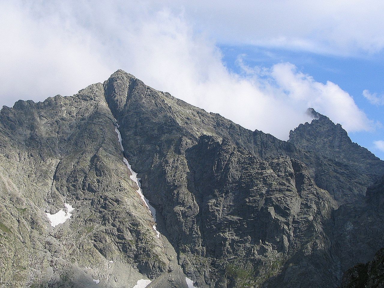 Pogoda zwiastuje zimę. Tatry pokryły się pierwszą warstwą śniegu. TOPR ostrzega przed oblodzeniem