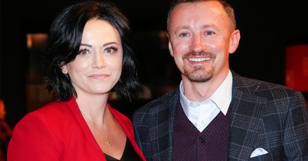Adam Małysz z żoną też polecieli do Cannes! Zapozowali na słynnych schodach. Spójrzcie na ich stylizacje! Nietypowe...