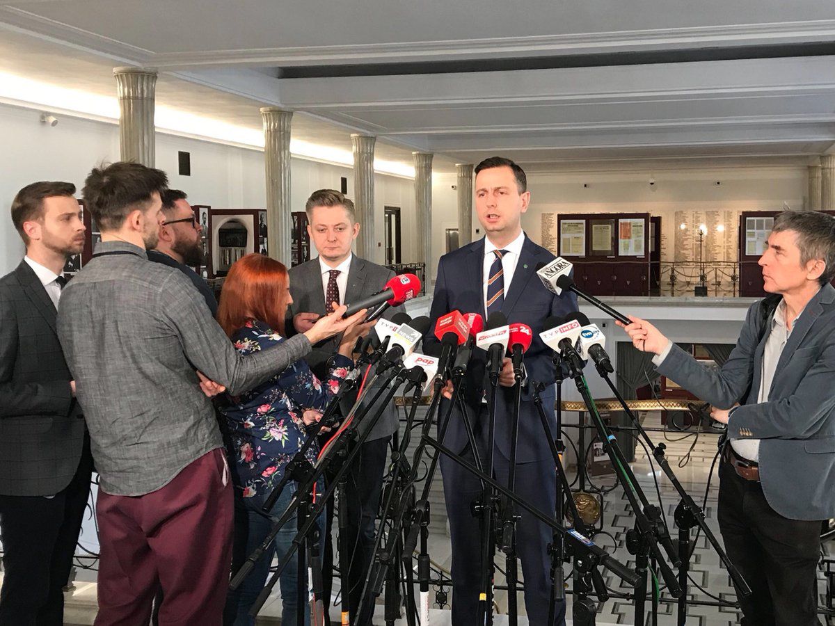 Ludowcy proponują tysiąc złotych podwyżki dla nauczycieli.