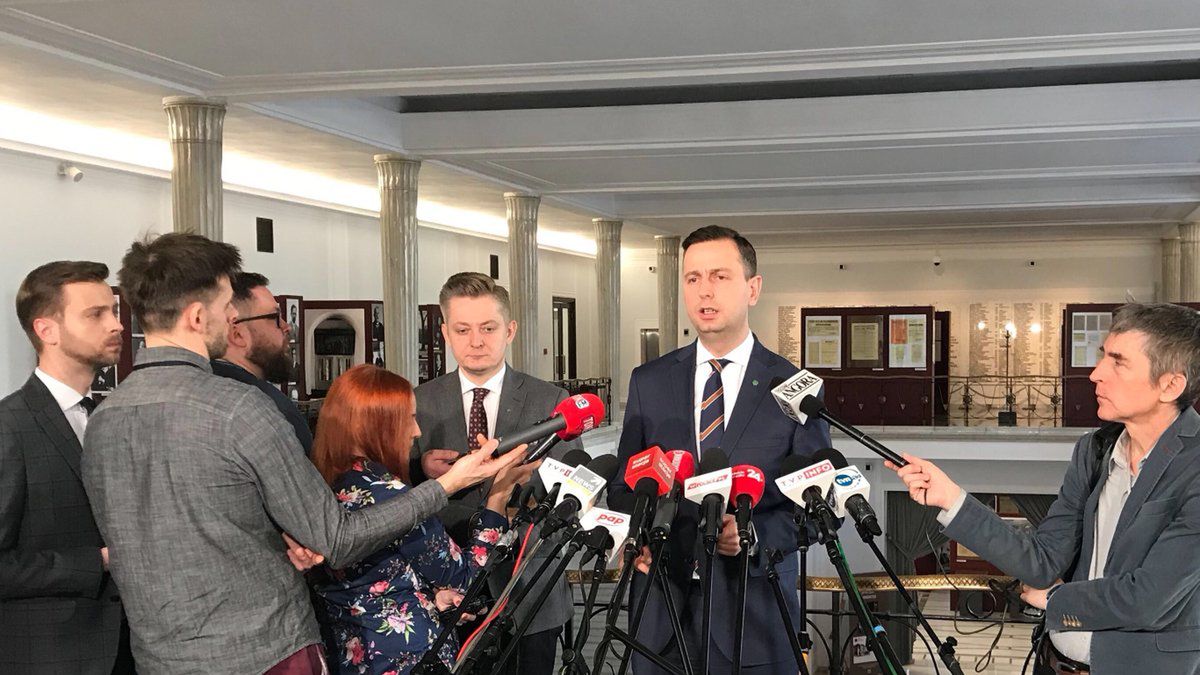 Ludowcy proponują tysiąc złotych podwyżki dla nauczycieli.