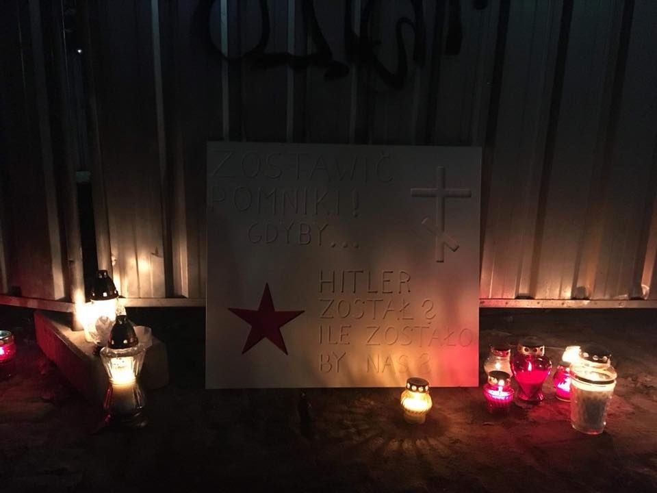 Warszawiacy uczcili pamięć żołnierzy Armii Czerwonej. Znicze na miejscu zburzonego pomnika