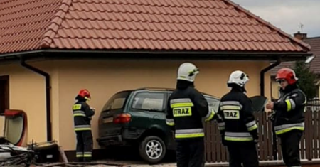 Henryszew na Mazowszu. Rozpędzone auto wjechało w budynek