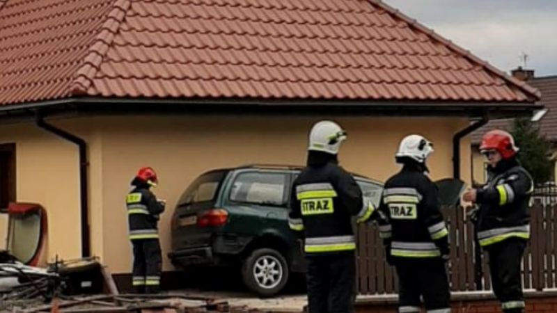 Henryszew na Mazowszu. Rozpędzone auto staranowało ogrodzenie i uderzyło w ścianę domu.