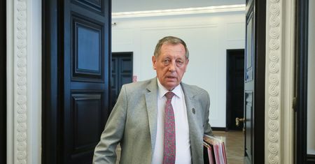 Szyszko wręczył kopertę Błaszczakowi. Pomaska: co było w środku?