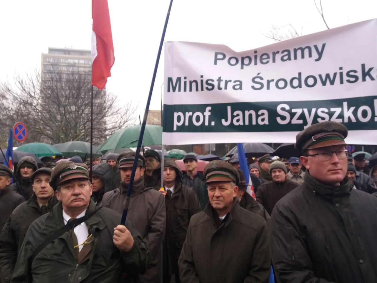 8 tys. ludzi pod Sejmem. Większość nie wie dlaczego protestuje. "Dyrektor kazał”