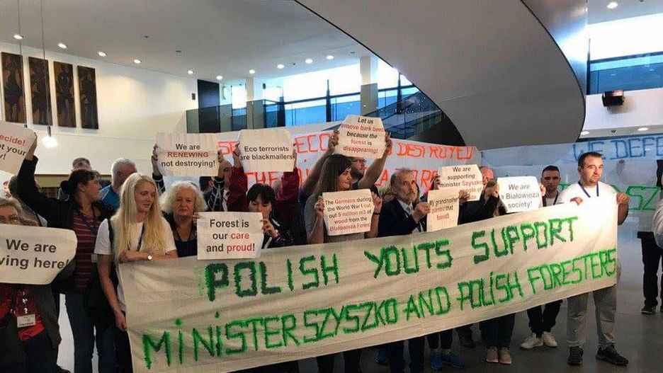 Transparent wyrażający poparcie "młodzierzy" dla min. Szyszki. Błąd w angielskim słowie nie umknął internautom.